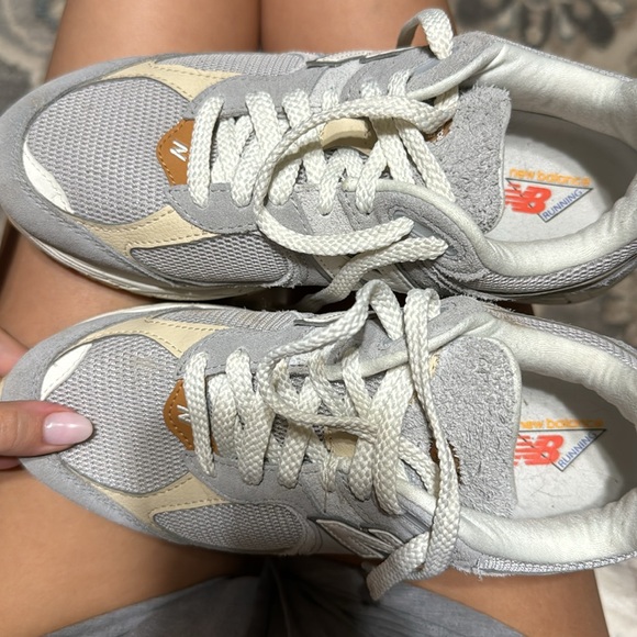 NEW BALANCE TRENDY RETRO TENNIS SHOE - Picture 4 of 4